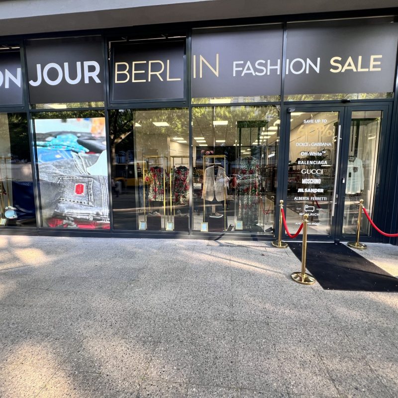 Marken Outlet – Außenansicht unserer Modefensterfront Marken Outlet - Außenansicht unserer Modefensterfront